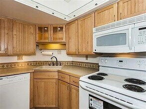 140 Pleasant St, Unit 309 in Brookline, MA - Building Photo - Building Photo