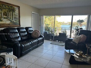 9375 Fontainebleau Blvd in Miami, FL - Foto de edificio - Building Photo