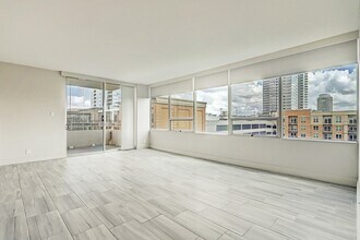 2701 Westheimer Rd in Houston, TX - Foto de edificio - Building Photo