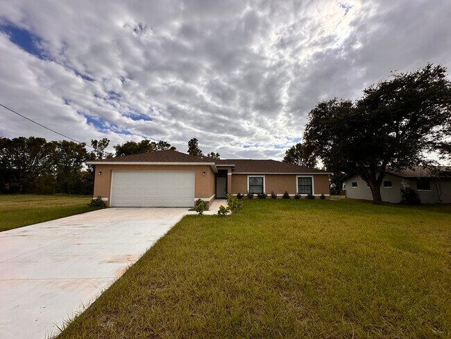 1800 Coral Point Dr in Cape Coral, FL - Building Photo - Building Photo