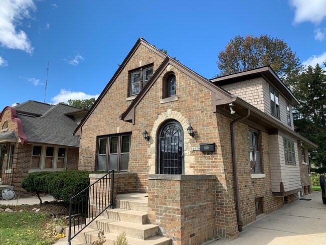 1424 E Olive St in Shorewood, WI - Foto de edificio - Building Photo