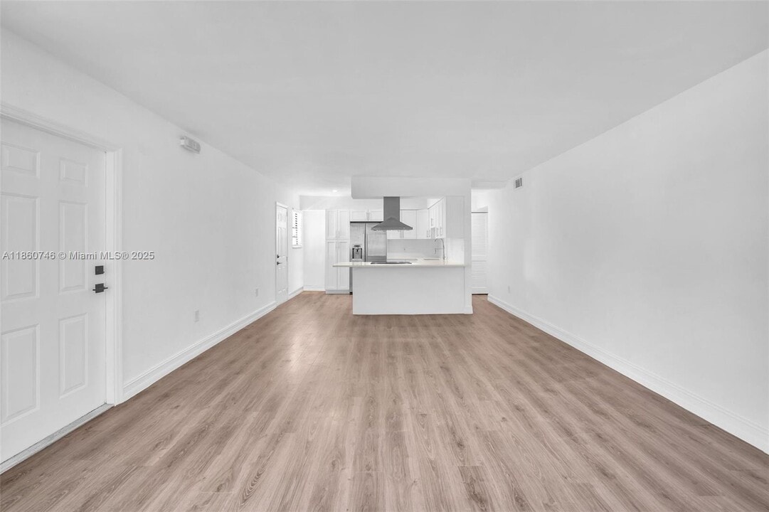 3265 Virginia St in Miami, FL - Foto de edificio