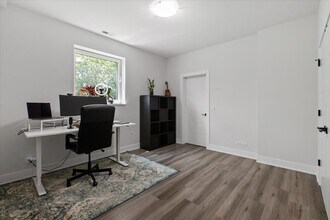 35 S Hoyne Ave, Unit 2C in Chicago, IL - Building Photo - Building Photo