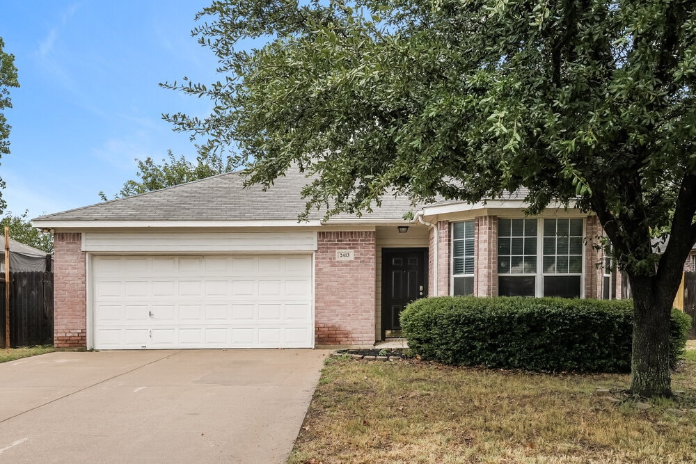 2413 Wildwood Ln in Denton, TX - Building Photo