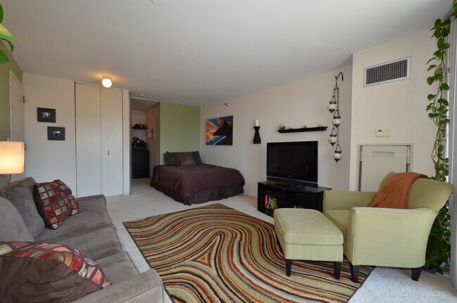 111 W Maple St in Chicago, IL - Building Photo - Building Photo