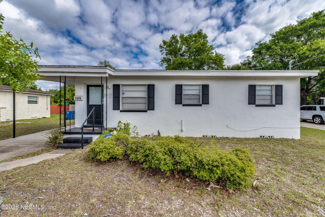 7419 Merrill Rd in Jacksonville, FL - Building Photo