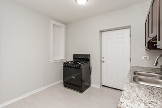 6911 S Paxton Ave in Chicago, IL - Building Photo - Building Photo