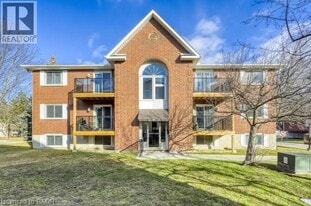 565 Greenfield Ave in Kitchener, ON - Building Photo