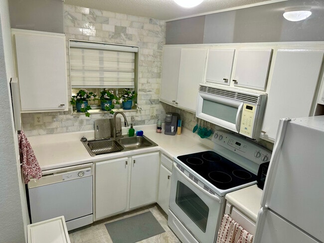 2194 NE 167th St in North Miami Beach, FL - Building Photo - Building Photo