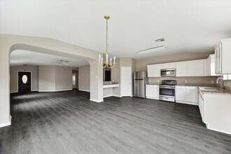 7901 Fallen Oak Ln in Texas City, TX - Building Photo - Building Photo