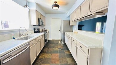813 Sandhurst Dr in Plano, TX - Building Photo - Building Photo
