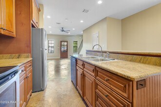 1000 Tulane Ave in Lafayette, LA - Building Photo - Building Photo