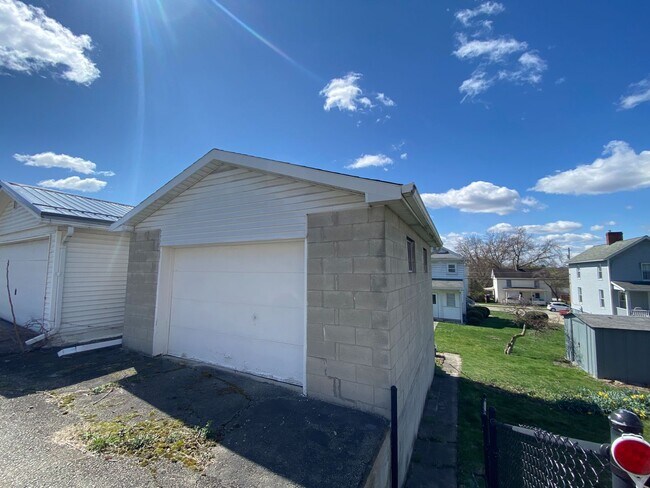 910 Washington St in Mount Pleasant, PA - Building Photo - Building Photo