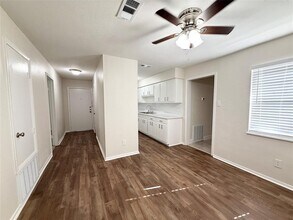 617 W Mimosa St in Angleton, TX - Building Photo - Building Photo