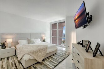 300 South Pointe Dr in Miami Beach, FL - Building Photo - Building Photo