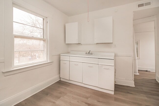 7415 Elton Ave in Cleveland, OH - Foto de edificio - Building Photo