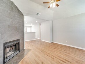 3002 Hilltop Dr in Euless, TX - Foto de edificio - Building Photo