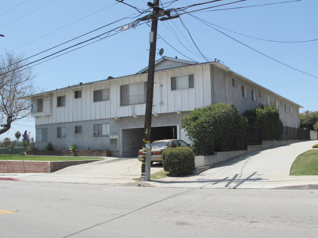 17321 Dalton Ave in Gardena, CA - Foto de edificio - Building Photo