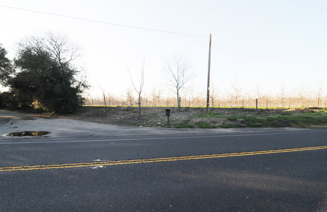 14661 State Highway 120 in Oakdale, CA - Foto de edificio
