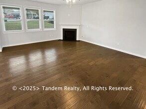 8020 Forest Hills Dr in Spring Hill, TN - Foto de edificio - Building Photo