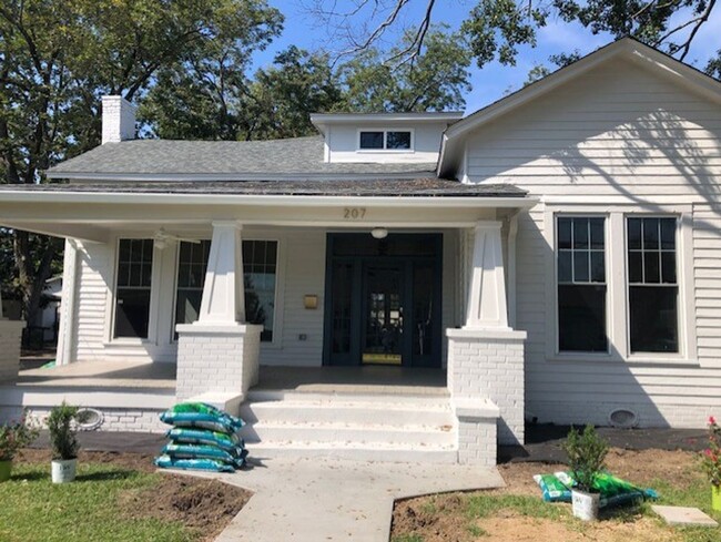 207 N Church St in Tupelo, MS - Foto de edificio - Building Photo