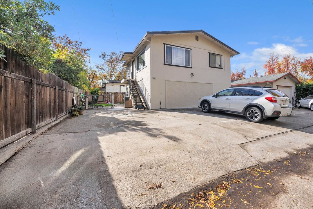 135 Carmel Ave in Roseville, CA - Foto de edificio