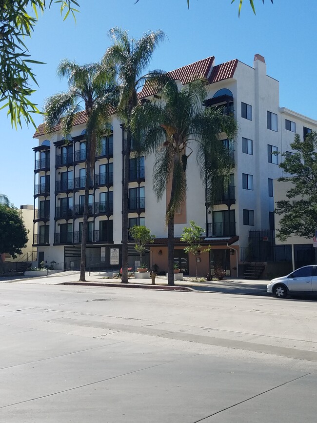 Camarillo Sunshine Apartments in North Hollywood, CA - Foto de edificio - Building Photo