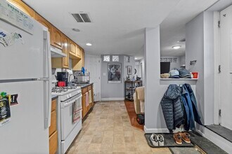 11 Gates St, Unit B in Boston, MA - Foto de edificio - Building Photo