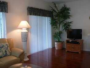 8330 Mulligan Cir-Unit -2121 in Port St. Lucie, FL - Foto de edificio - Building Photo