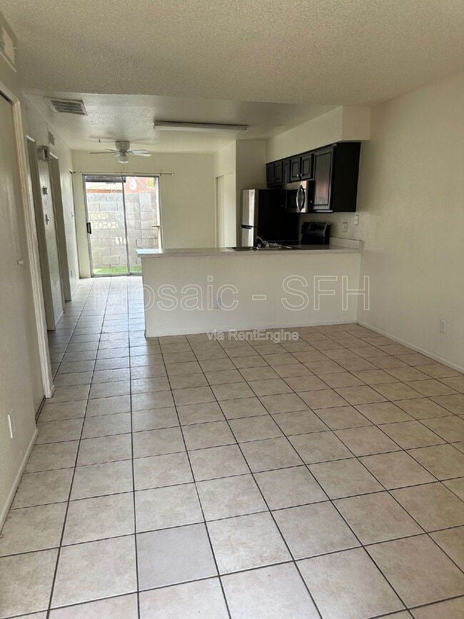 2440 E Waltann Ln in Phoenix, AZ - Building Photo - Building Photo