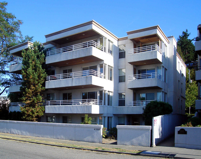 4208 Beach Dr SW in Seattle, WA - Foto de edificio - Building Photo