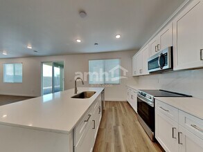 9746 W Luxton Ln in Tolleson, AZ - Foto de edificio - Building Photo