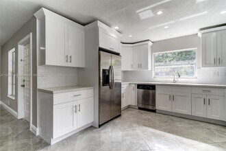 10131 NW 35th St in Coral Springs, FL - Foto de edificio - Building Photo