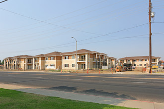 Newcomb Court in Porterville, CA - Foto de edificio - Building Photo