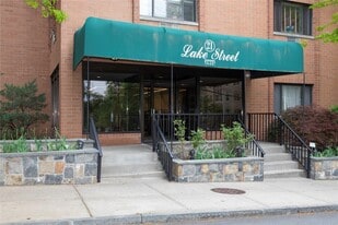 21 Lake St in White Plains, NY - Building Photo