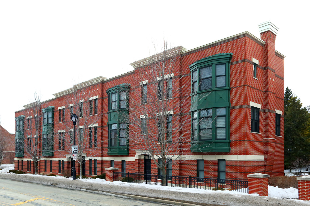 Palatine Station in Palatine, IL - Building Photo