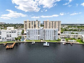 430 Golden Isles Dr in Hallandale Beach, FL - Building Photo - Building Photo