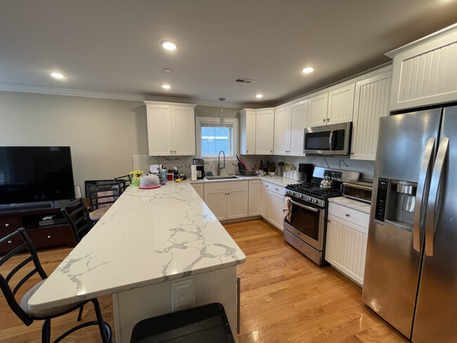 118 Holland St in Somerville, MA - Building Photo - Building Photo