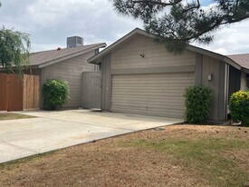 2212 Manning St in Bakersfield, CA - Building Photo
