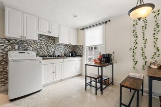 12 Perry St, Unit 1 in Brookline, MA - Building Photo - Building Photo