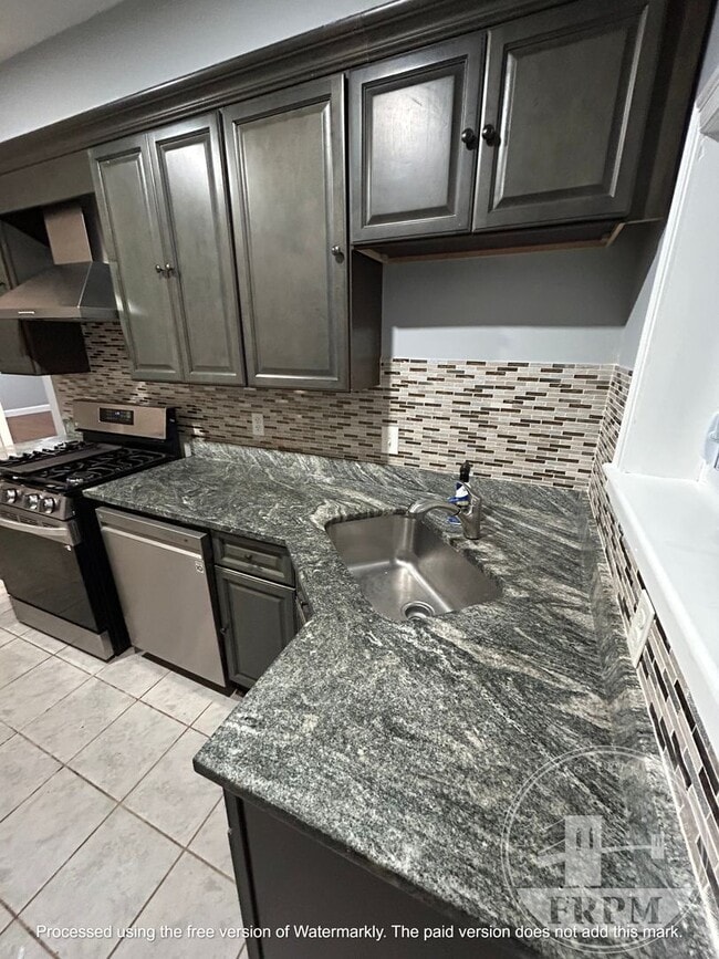 176 Snell St in Fall River, MA - Building Photo - Building Photo