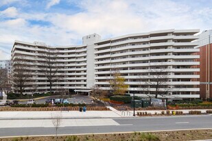 The Carlyle House in Arlington, VA - Building Photo