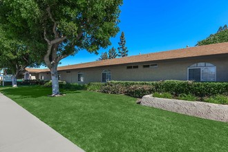 Corsican Apartment Homes in Anaheim, CA - Foto de edificio - Building Photo