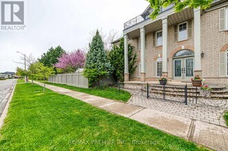 1 Johnswood Crescent in Vaughan, ON - Building Photo - Building Photo