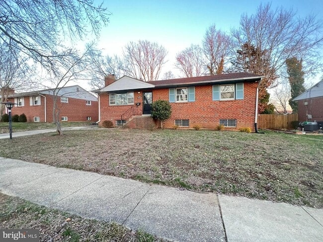 8102 Carey Branch Dr in Fort Washington, MD - Foto de edificio - Building Photo