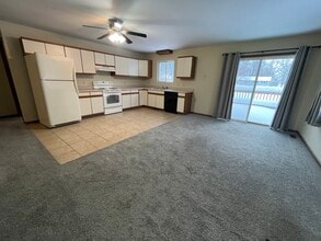 633 Airway Dr in Allegan, MI - Foto de edificio - Building Photo