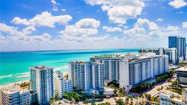 2401 Collins Ave in Miami Beach, FL - Building Photo - Building Photo