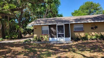 4464 17th St W in Bradenton, FL - Building Photo