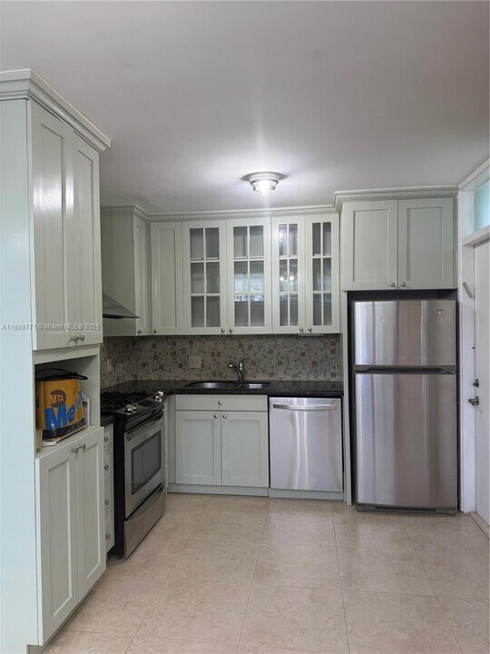 1070 98th St in Bay Harbor Islands, FL - Building Photo