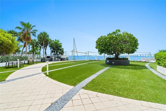 200 SE 15th Rd, Unit 3 in Miami, FL - Foto de edificio - Building Photo